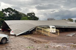 Barracão da Ceasa desaba durante temporal