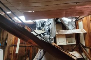 Rajada de vento deixa mais de 100 casas destruídas