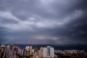 Ciclone e frente fria deverão trazer acumulados de até 100 mm ao Sul
