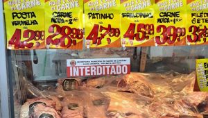 De novo! Dona de supermercado é presa por vender carne estragada