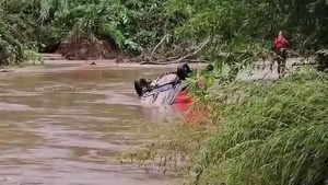 Mulher morre após carro ser arrastado pela enxurrada