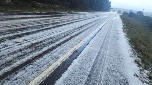 Deu Granizada! Rodovias ficam brancas de gelo