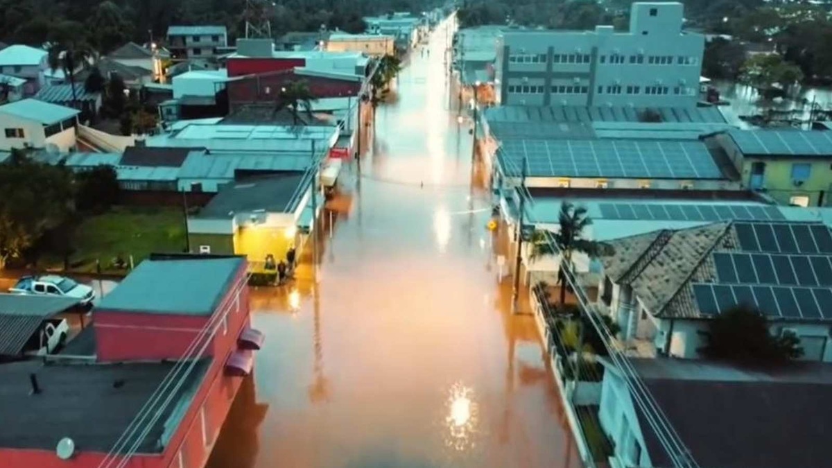 Chuva extrema causa inundações, deslizamentos, bloqueios de estradas e transbordamento de córregos