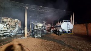 Incêndio destrói barracão com maquinários agrícolas