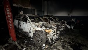 Raio provoca incêndio e oficina fica destruída após temporal