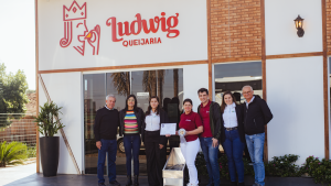 Sindicato entrega prêmio a vencedora do Prêmio Queijos do Paraná