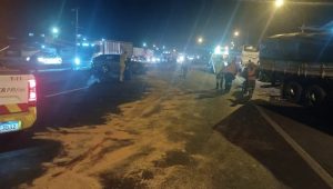 Caminhão carregado com milho causa acidente e deixa 16 feridos