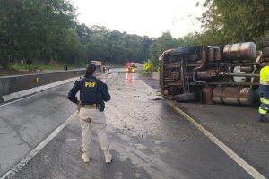 Caminhão carregado com óleo vegetal tomba e interdita rodovia
