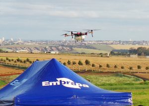 Drones viram opção para agricultores e prestadores de serviço