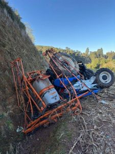 Agricultor morre após queda de trator em barranco