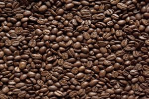 Frente fria no Brasil e incertezas quanto às tarifas trazem volatilidade aos preços do café