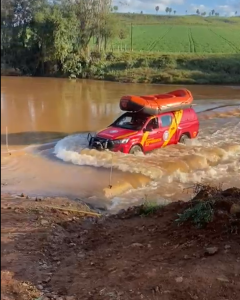 Homem desaparece em ponte durante forte chuva
