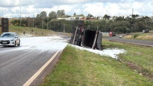 Carreta tomba em BR e espalha carga de ureia no canteiro central