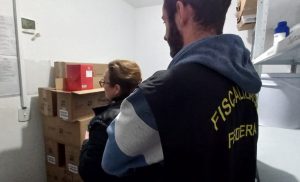 Mapa apreende mais de 1,6 mil litros de bebidas em destilaria