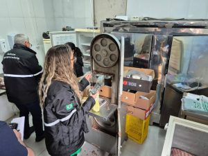 Fiscalização fecha fábrica de embutidos clandestinos