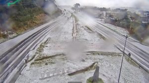 Tempestade de granizo transforma rodovia em pista de gelo