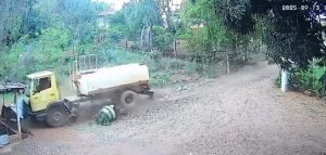 Caminhão-pipa desgovernado invade propriedade e causa destruição