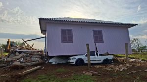 Casa é arrancada pelo vento e arremessada sobre carro durante tempestade
