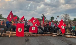 MST bloqueia rodovia para cobrar desapropriação