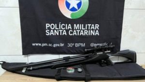 Frei é autuado após atirar contra tucano