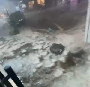 Granizo, ruas alagadas e susto: gelo invade cidade