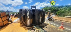 Caminhão tomba e carga de milho é saqueada em porta-malas, baldes e sacos