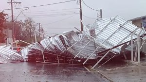 Vento causa estragos: prejuízos, feridos e eventos cancelados