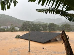 Chuva extrema deixa cidade com água até os telhados das casas