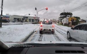 Temporal com granizo causa danos em cidade