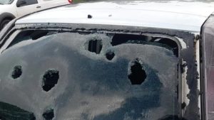Granizo destrói vidros de carros e causa estragos generalizados