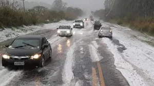 Granizo cobre rodovias de gelo e impressiona