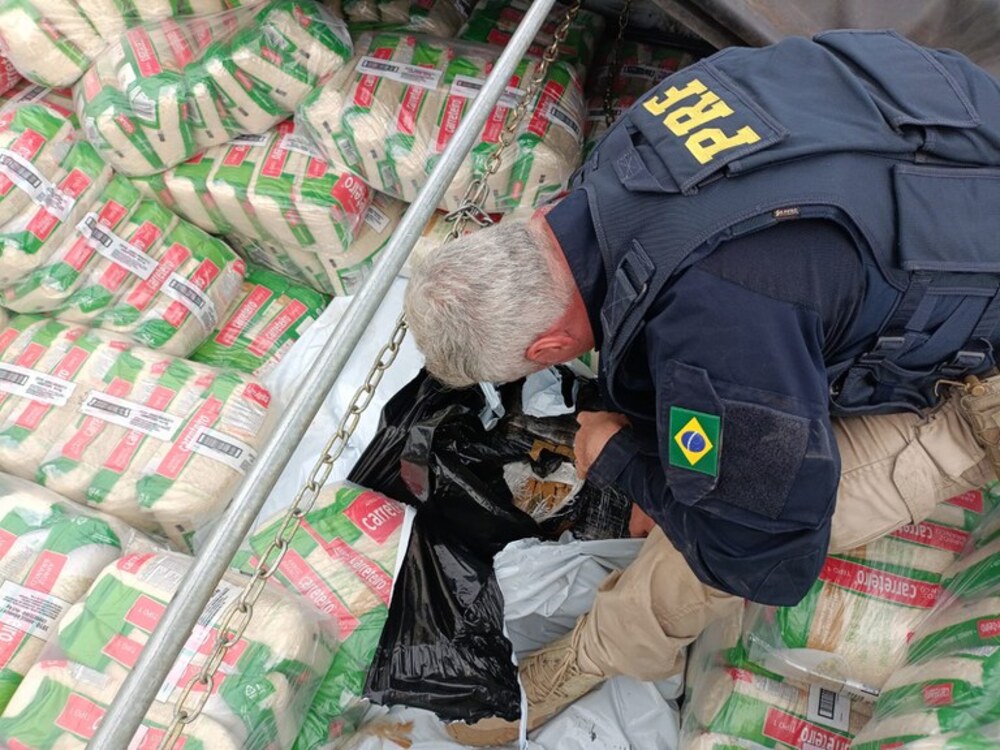 PRF apreende mais de 3 toneladas de maconha escondidas sob carga de arroz
