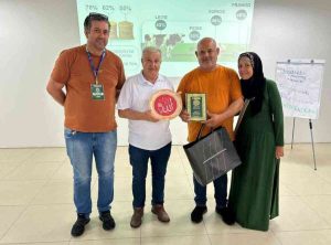 Dilvo recebe alunos e homenagem no Espaço Impulso