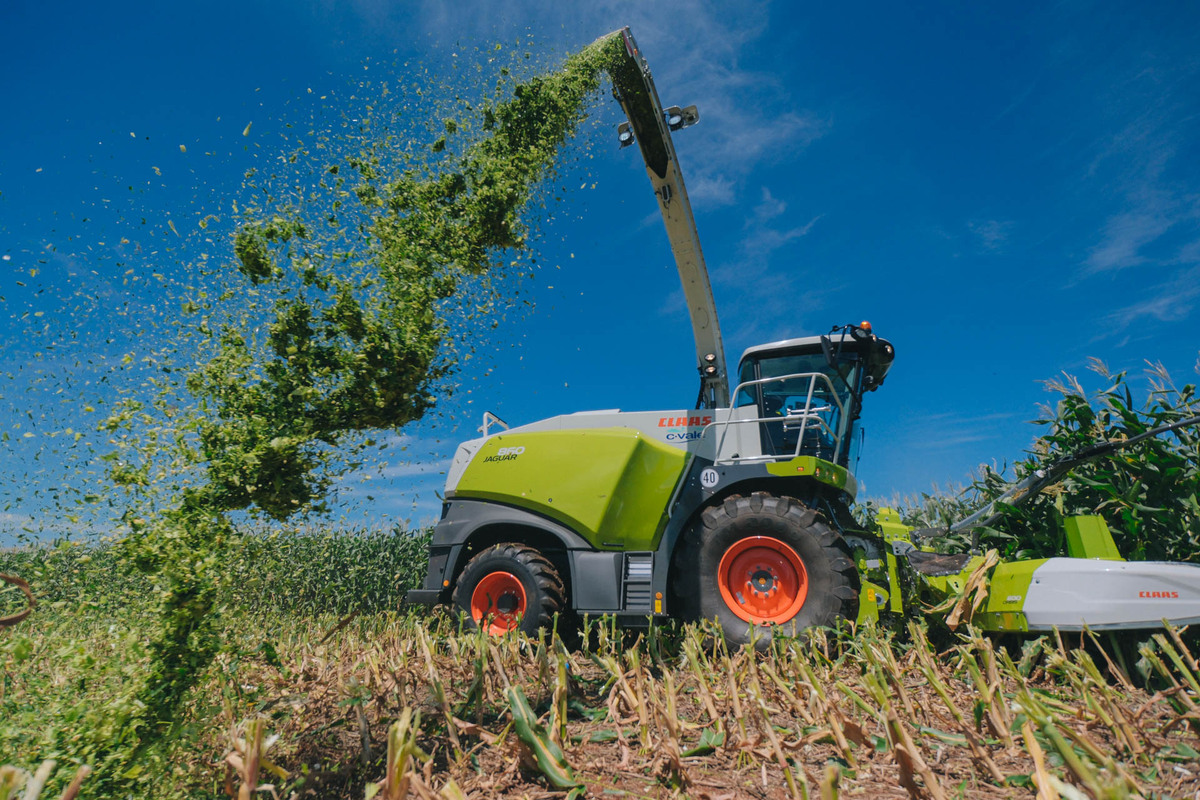 Máquinas despertam atenção de produtores no dia de campo da C.Vale