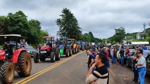 Produtores de leite protestam e cobram medidas do governo