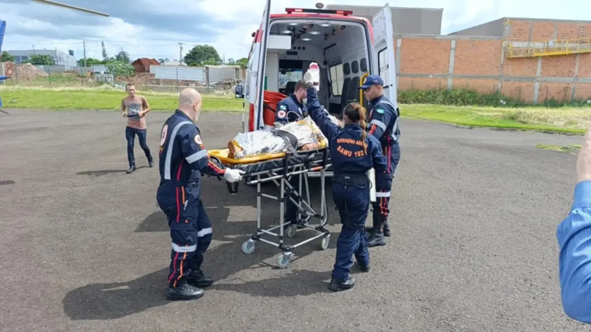 Homem tem perna triturada após acidente com trator