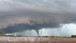 Tornado no Paraguai próximo à fronteira acende alerta no Paraná