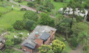 Região Sul: Tornado destelha escola e residências