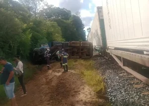 Caminhoneiro morre em colisão com trem em estrada rural