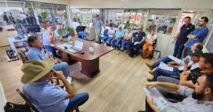 Produtores de leite criam associação para enfrentar crise e desafios do setor