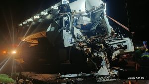 Caminhão de ração colide próximo à esmagadora da C. Vale