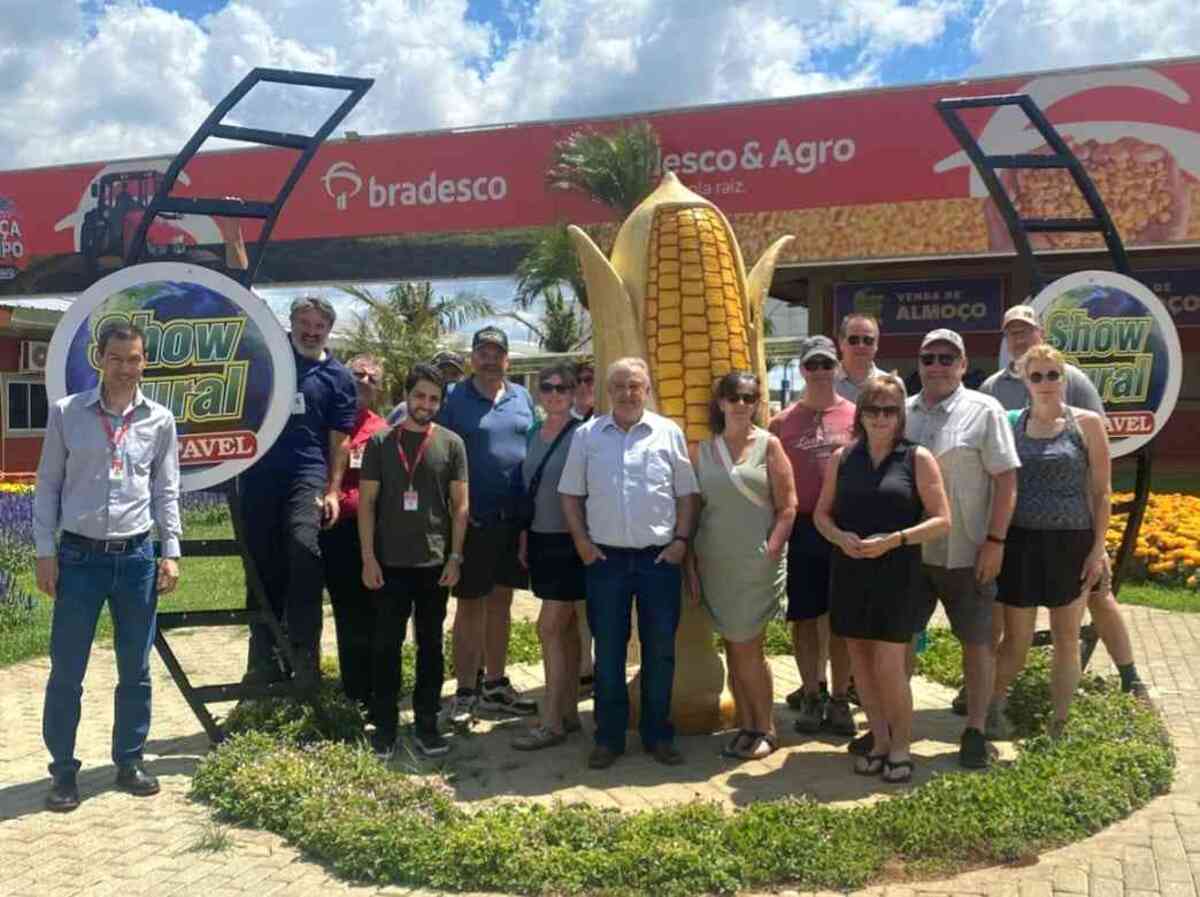 Dirigentes de cooperativa canadense conhecem agro brasileiro