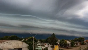 Temporais, tempo abafado e vendavais no Sul
