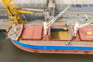 Porto registra maior operação de cevada em um navio