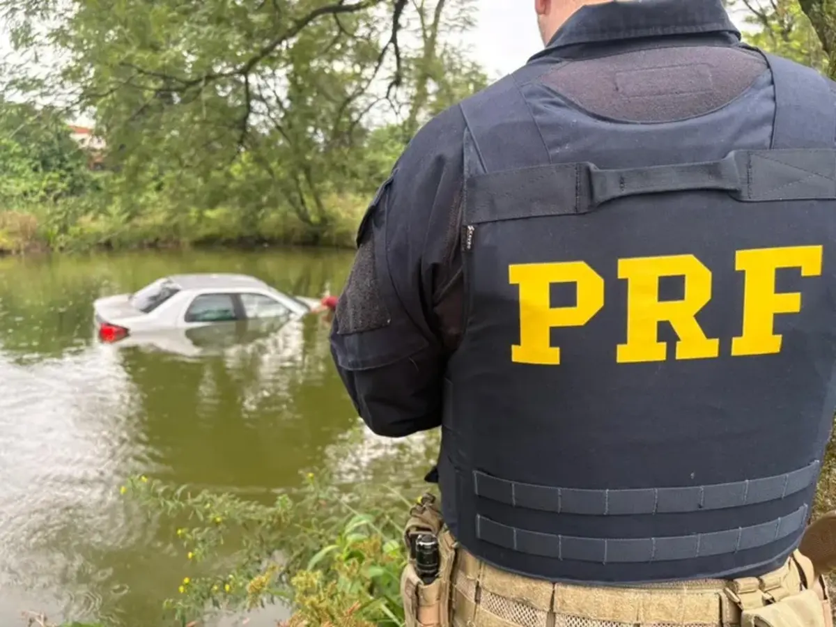 PRF apreende agrotóxicos após dupla de menores “mergulharem” carro em açude