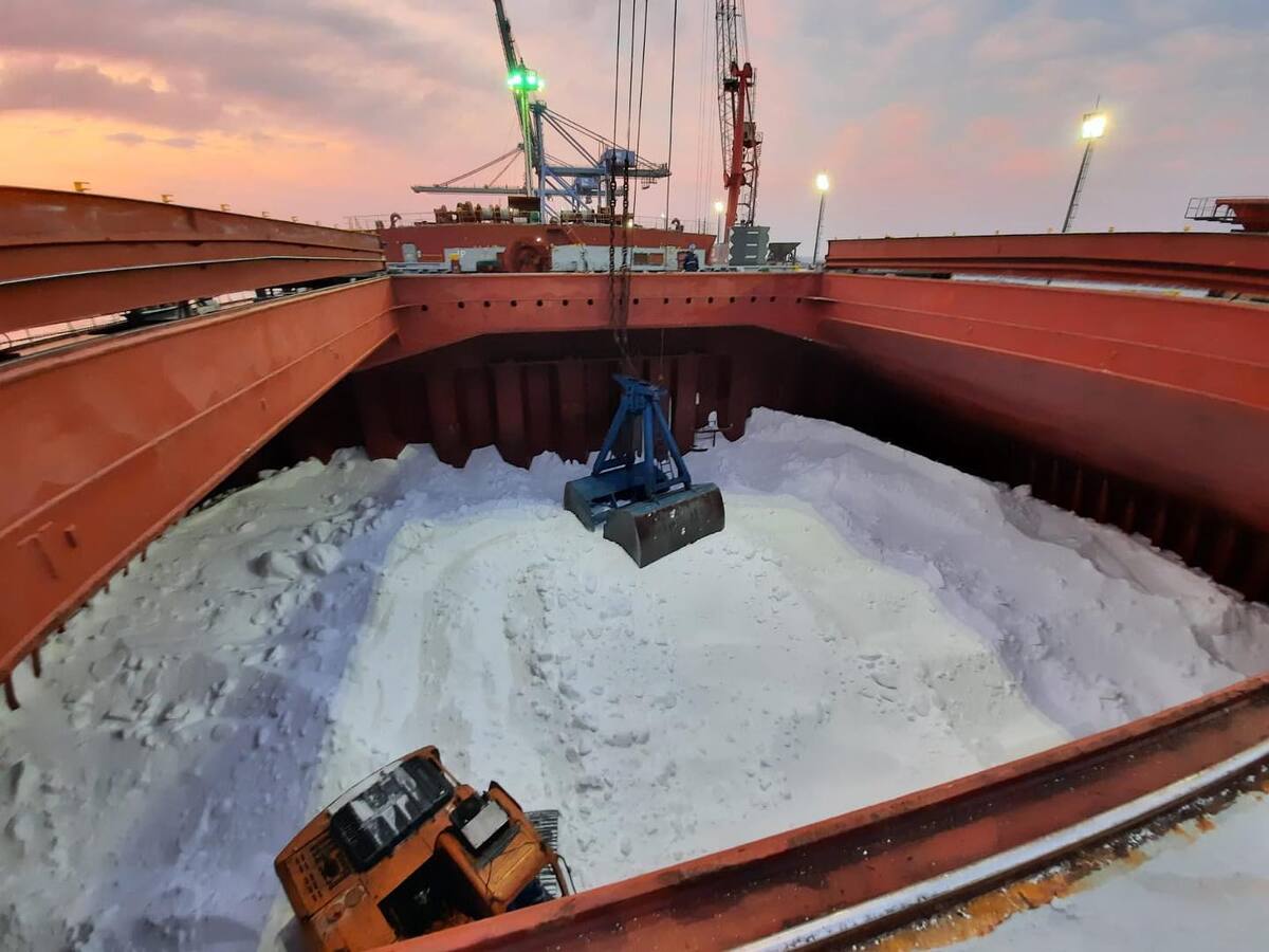 Dependência de ureia expõe agronegócio brasileiro a tensão entre EUA e Irã