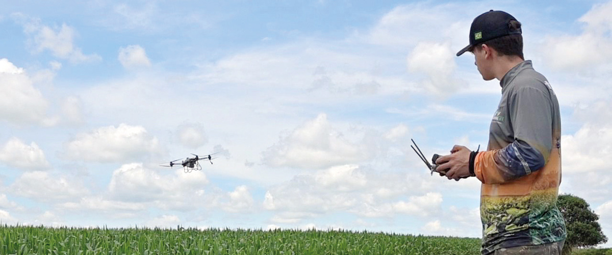 Nova geração de produtores investe na pulverização por drone