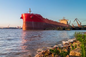 Navios voltam a transitar por Ormuz após cessar-fogo entre Irã, EUA e Israel