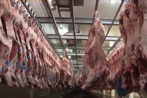 China suspende compra de carne de três frigoríficos brasileiros