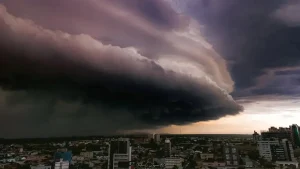Frente fria intensa traz vendavais e risco de tornados